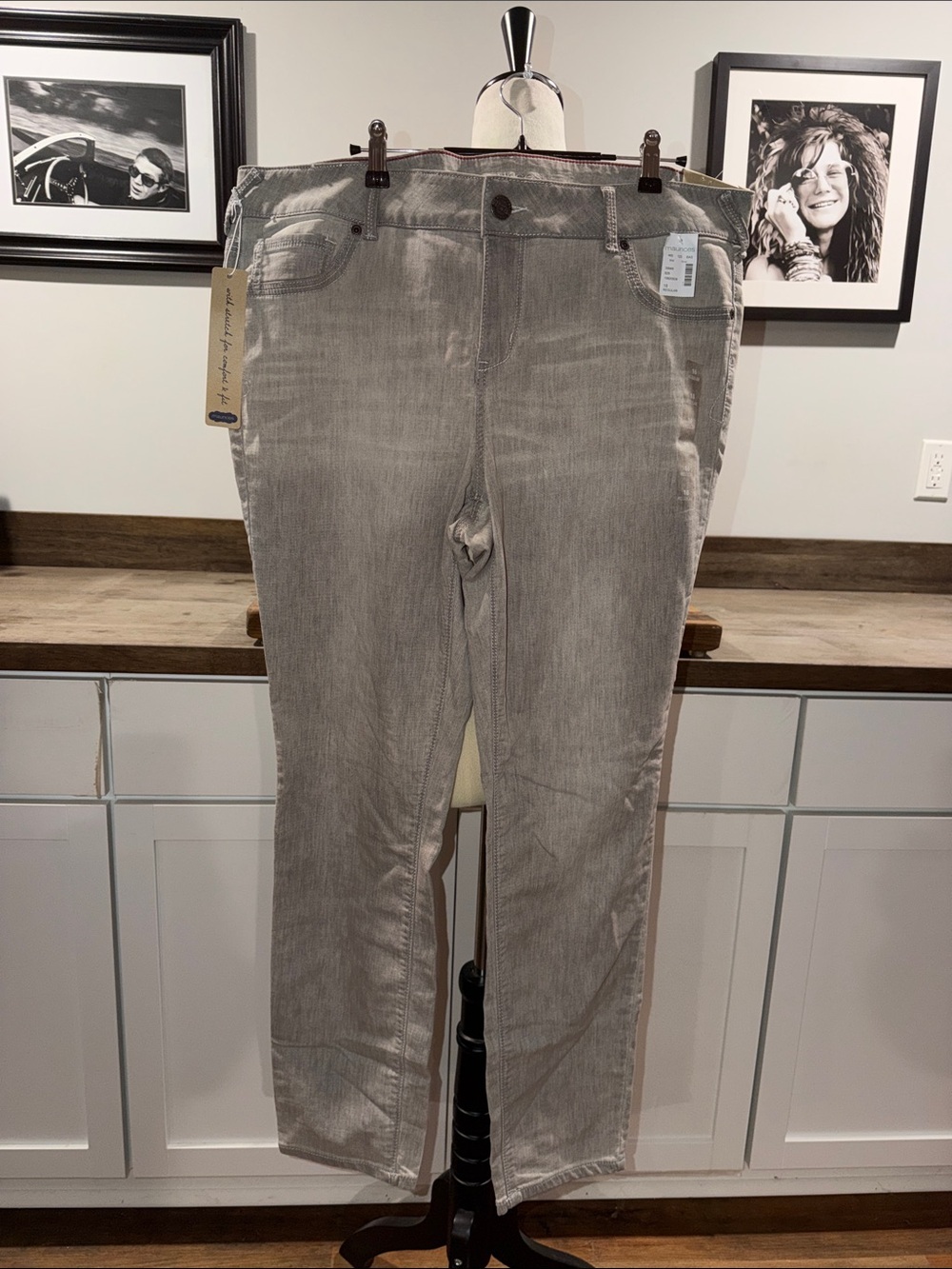 Maurices Straight Leg Women's Jeans in Light Gray Wash size 18